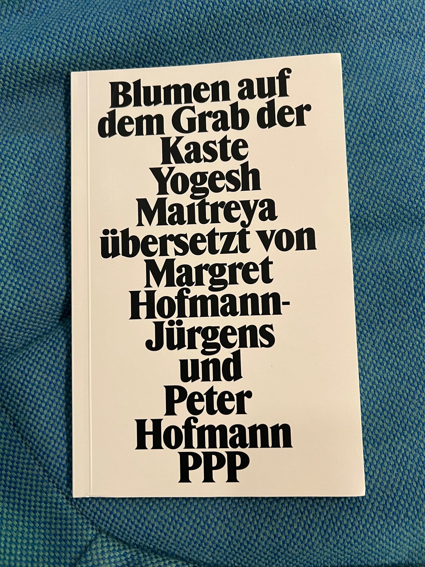Blumen auf dem Grab der Kaste